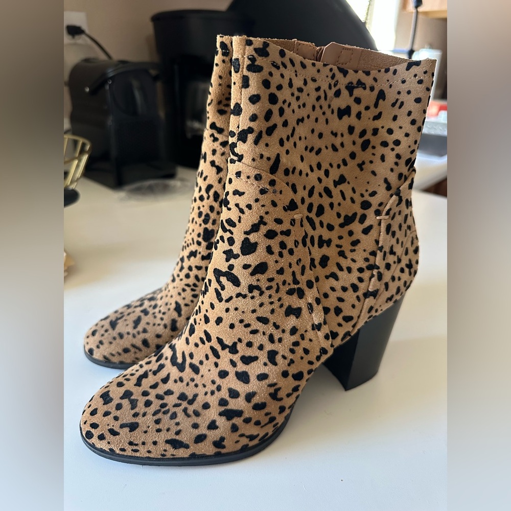 Gibson Latimer Tan and Black Ankle Boots